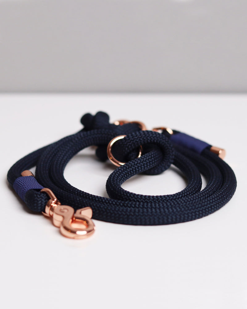 Navyblaue Click-On-Leine von Foxc mit roségoldenen Karabinern und Ringen, robustes und stilvolles Design, handgefertigt und nachhaltig in Europa produziert.