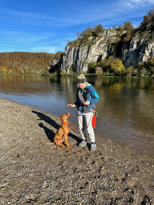 Kundin teilt ihre positive Erfahrung mit dem Foxc.Shop Gassitaschen-Set bei einem Spaziergang am Fluss. Das Set, bestehend aus einer praktischen Tasche, Schleppleine und Zubehör, erleichtert das Handling ihres Hundes und hält alles Notwendige griffbereit – perfekt für Outdoor-Abenteuer mit Hund.